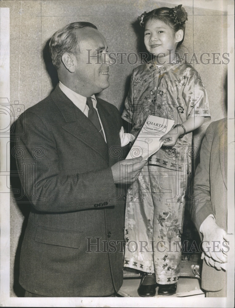 1951 Press Photo Owen A. Gallagher of Boston and Chinese girl Sherry Chue - Historic Images
