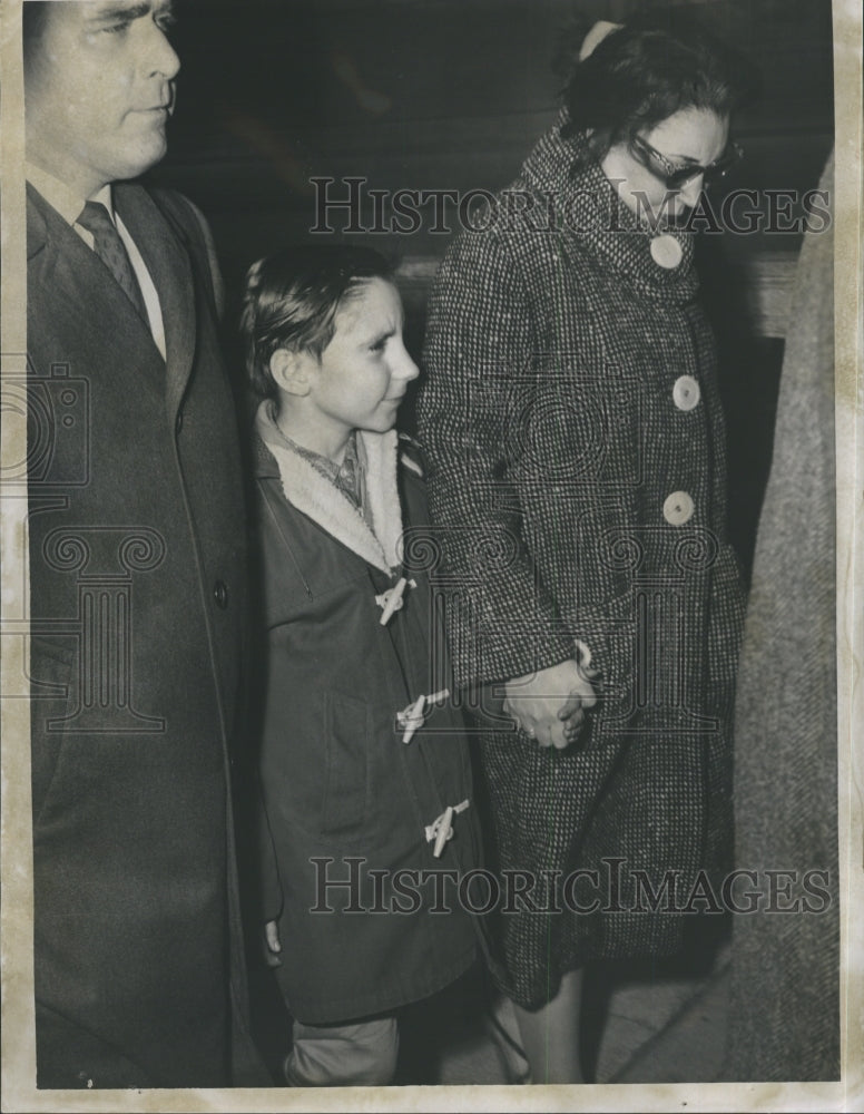 1963 Press Photo Frank Zach, suspect with his mother Evelyn Zach. - Historic Images