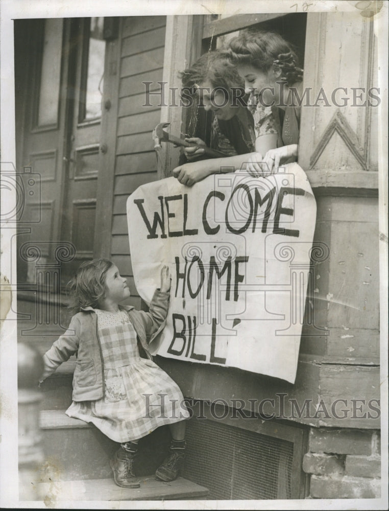 1945 Press Photo Mrs Mary Kilroy, Mrs Mary Young &amp; Joyce McCarthy Age 3 - Historic Images