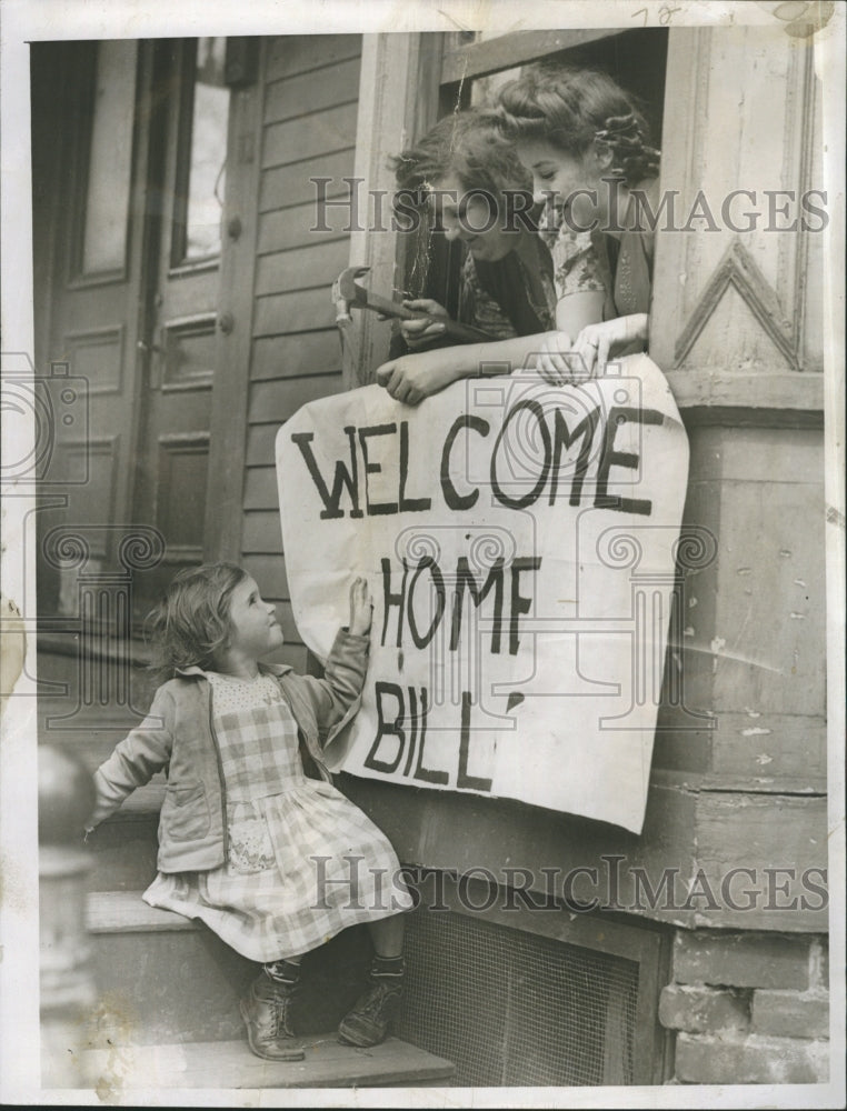 1945 Press Photo Mrs Mary Kilroy, Mrs Mary Young & Joyce McCarthy Age 3 - Historic Images
