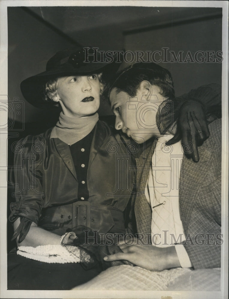 1937 Press Photo Mrs Theresa Burns Son Robert Court Case Husband Murder - Historic Images