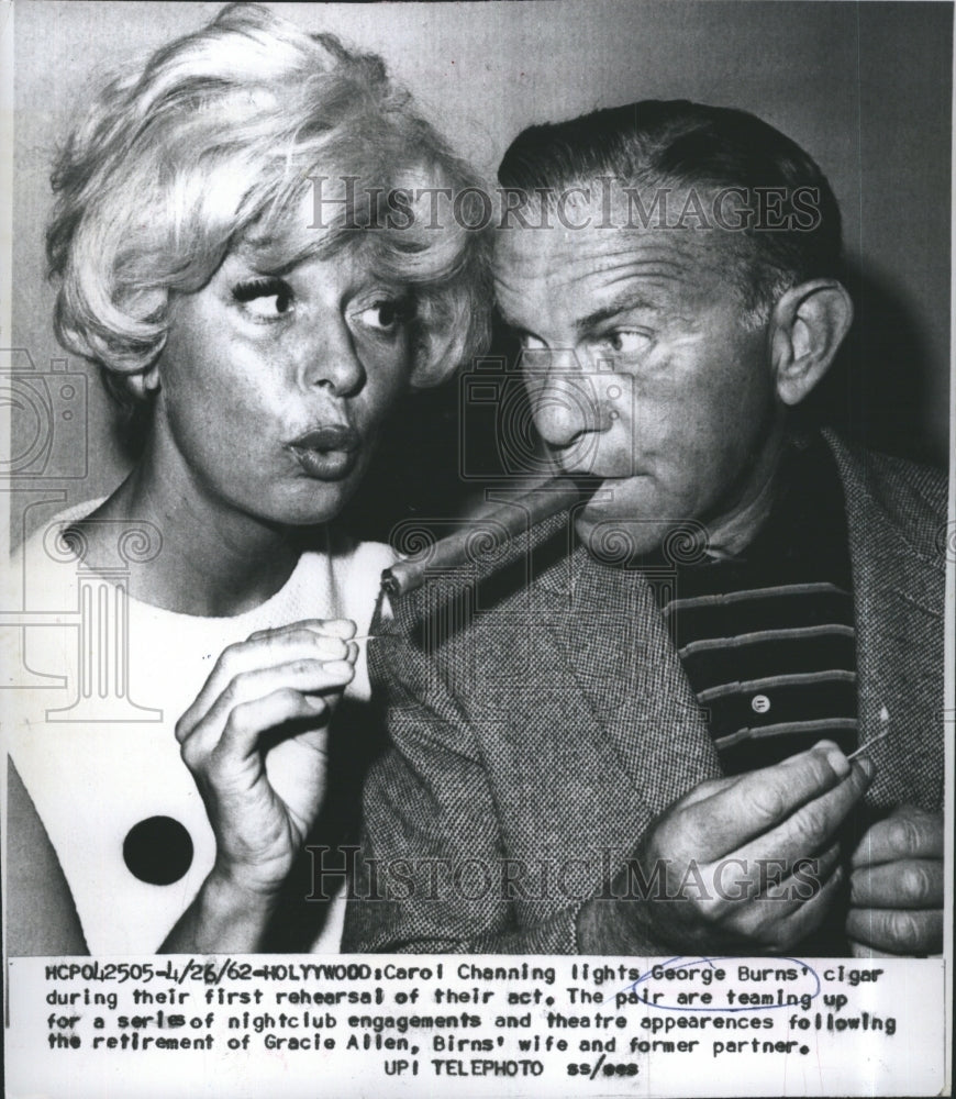 1962 Press Photo Actress Carol Channing light George Burns cigar. - Historic Images