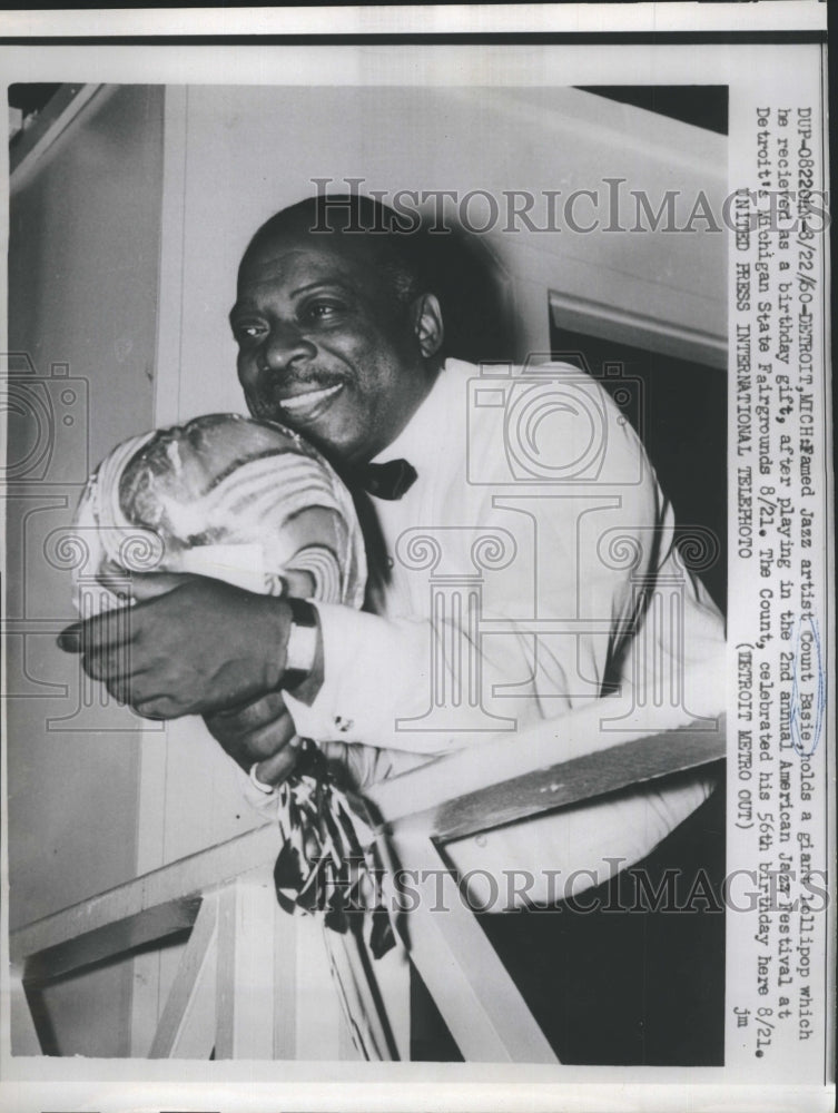 1960 Press Photo Jazz Musician Count Basie Lollipop Birthday Jazz Festival - Historic Images