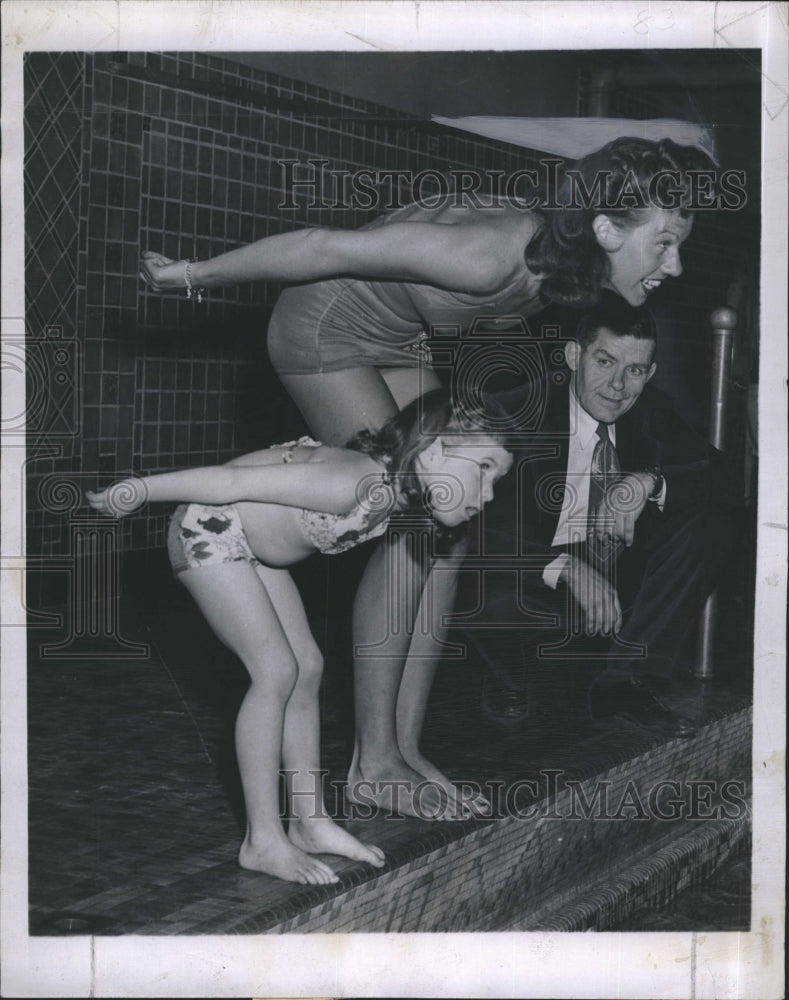 1948 Press Photo Mrs Hazel Barr &amp; Daughter Betty Swimming - Historic Images