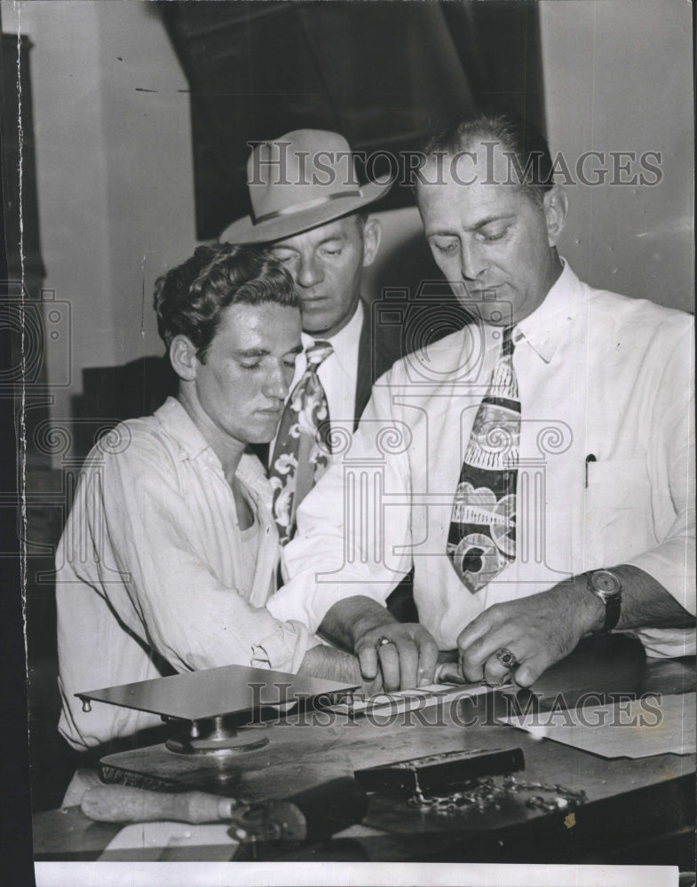 1947 Press Photo Vincent Dellechiaie Child Slayer Fingerprints - Historic Images