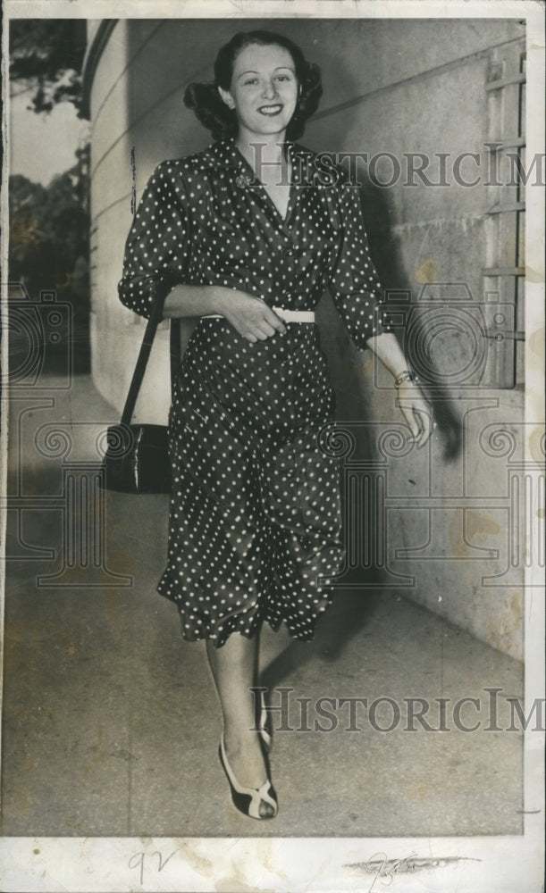 1949 Ballet Dancer Igea Lissoni walking down street - Historic Images