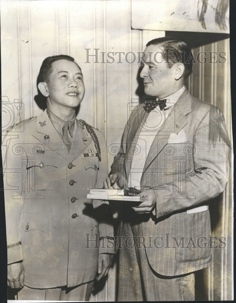 1943 Press Photo Col Romalo and Correspondent James Young - Historic Images