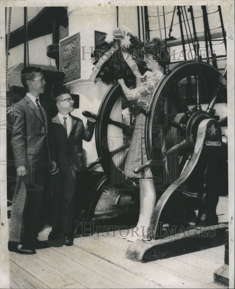 1962 Press Photo Gail Galvin Places Plaque To Commemorate Civil War Battle - Historic Images