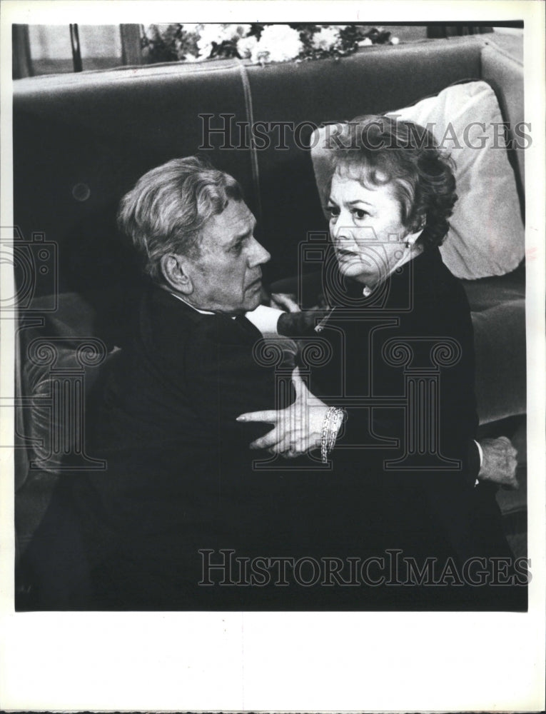 1978 Press Photo Olivia DeHavilland and Joseph Cotten in &quot;Airport &#39;77&quot; - Historic Images