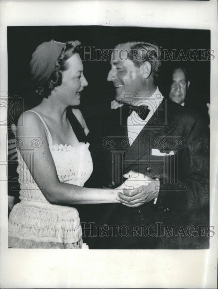1955 Press Photo Olivia DeHavilland Dances With Stavros Niarchos - Historic Images