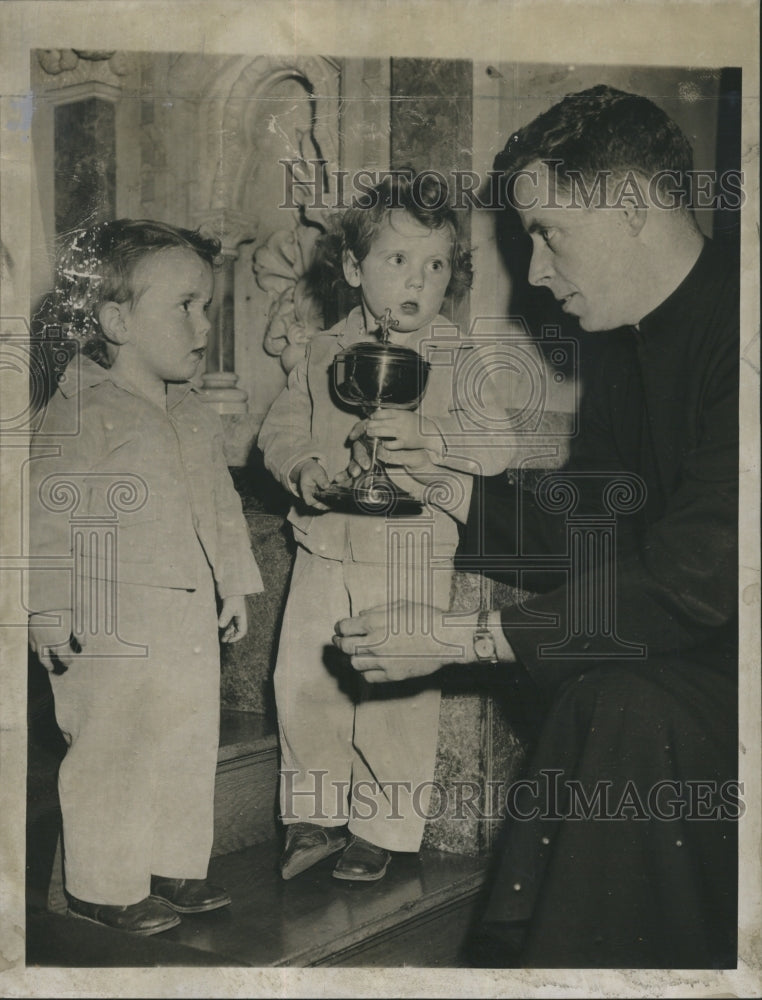 1948 Press Photo Ronald &amp;Michael Flaherty Present Ciborium To Fr. Daniel O&#39;Leary - Historic Images