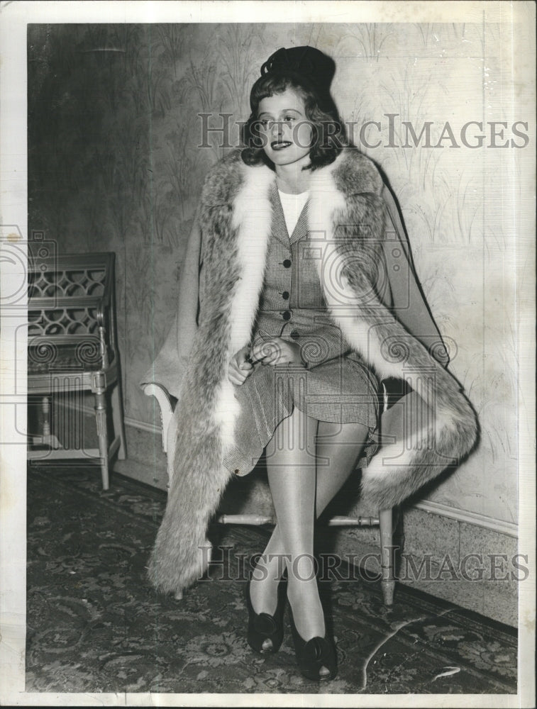 1942 Press Photo Harriet Wilson at Ritz Carlton Style Show - Historic Images