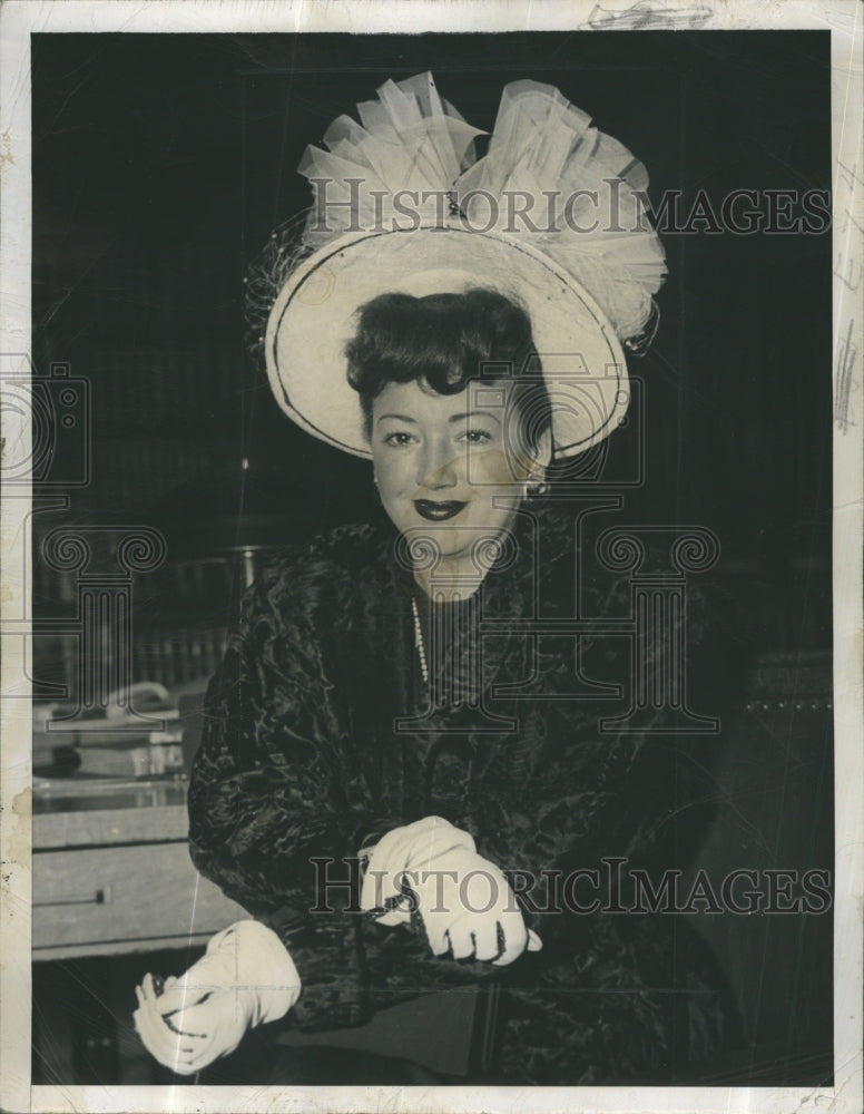 1948 Press Photo Actress Arline Judge posing for picture - Historic Images