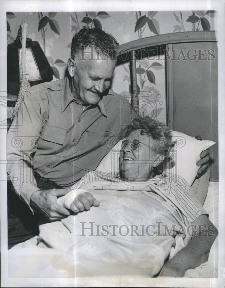 1949 Press Photo Mr & Mrs Hans Hornbostel She Contracted Leprosy While in Japan - Historic Images