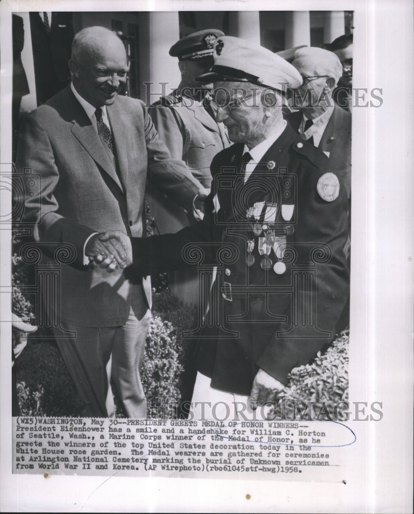 1958 Press Photo President Eisenhower Greets Medal of Honor Winners - Historic Images