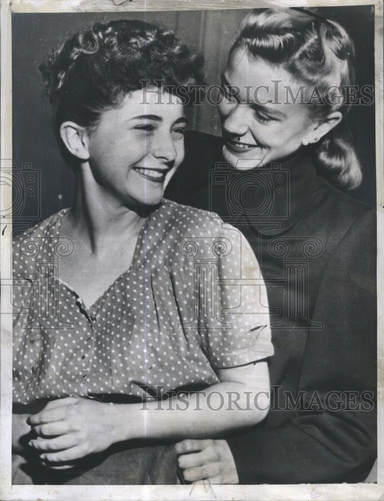 1948 Press Photo Piano Player &amp; Film Star Jacqueline Horner Reunites With Sister - Historic Images