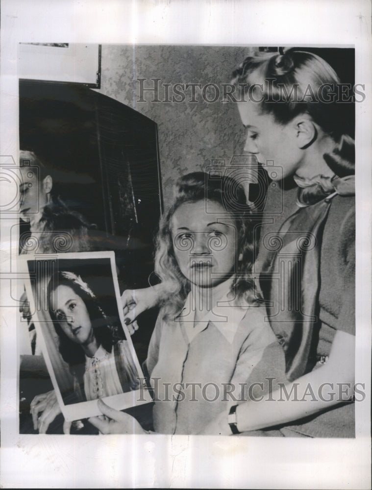 1948 Clara Worner Holds Portrait Of Missing Daughter Jacqueline - Historic Images