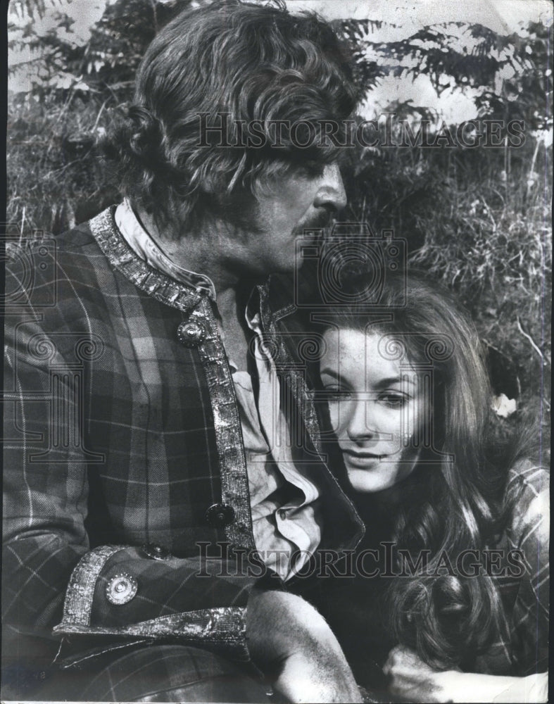 1972 Press Photo Michael Caine &amp; Vivien Meilbron in &quot;Kidnapped&quot; - Historic Images