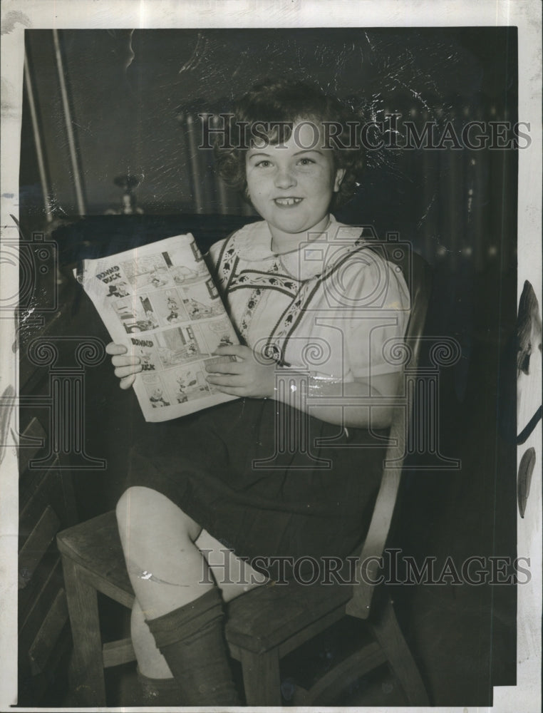 1945 Press Photo Mary Elizabeth Brown posing for photo - Historic Images