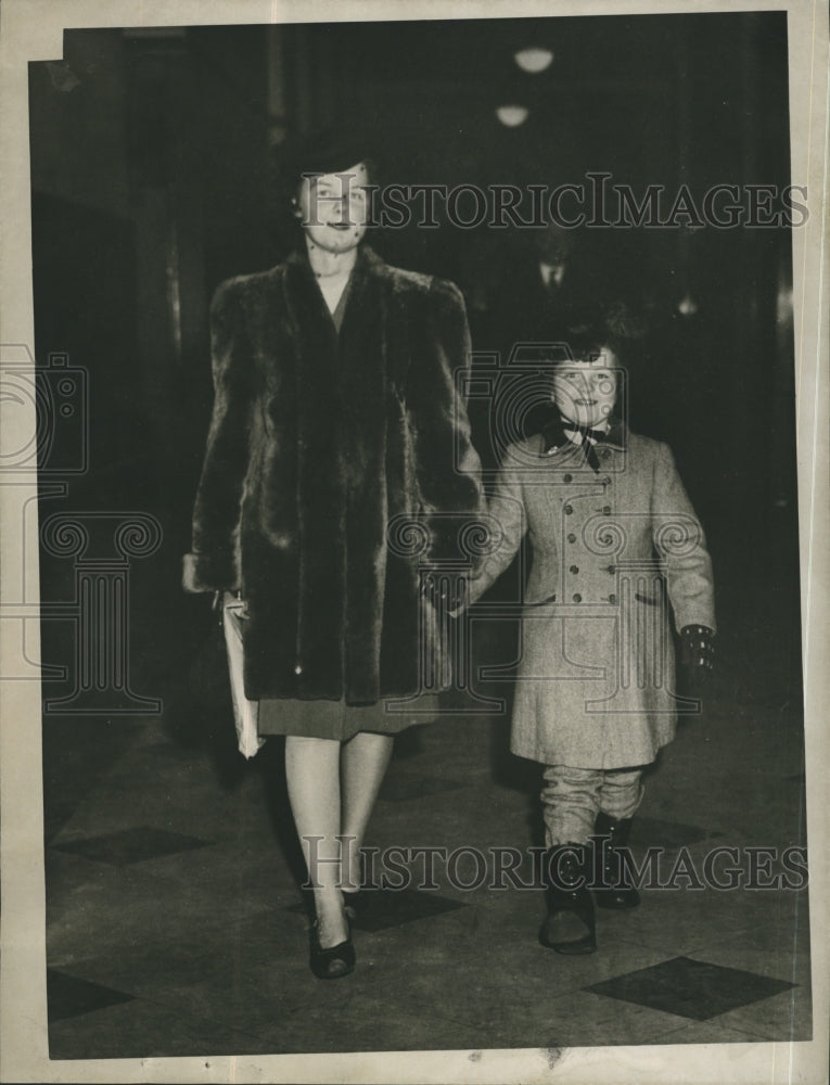 1945 Press Photo Mary Elizabeth Brown with Miss Ruth Buckley During Custody case - Historic Images