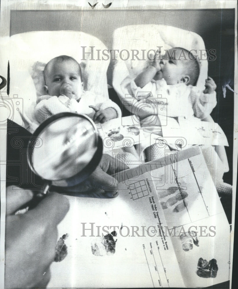 1969 Press Photo Identical Twins Terry and Tracy Bruce awaits fingerprints. - Historic Images