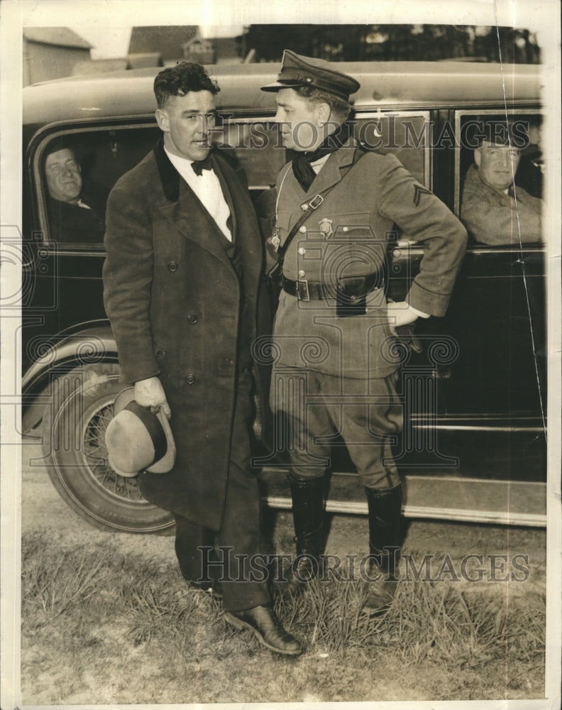 1933 Press Photo Kidnapper Cyril Buck being picked up by police - Historic Images