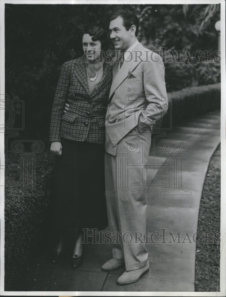 1935 Press Photo Mr. and Mrs, Johnny Mack in their Garden in Beverly Hills. - Historic Images