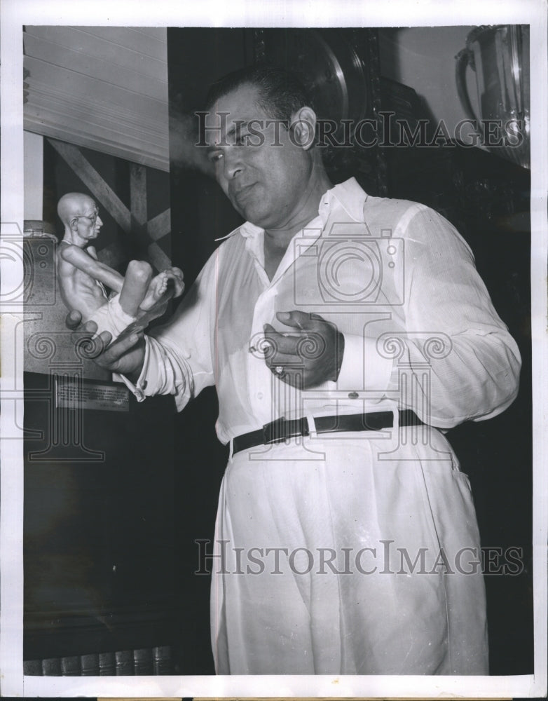 1951 Press Photo Cuban Dictator Col. Fulgencio Batista holding statue - Historic Images