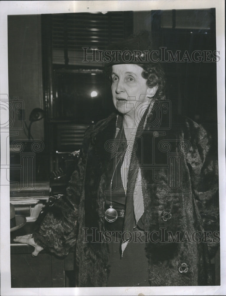1946 Press Photo Esther Mae Barr publicity agent for Boston Firemen - Historic Images