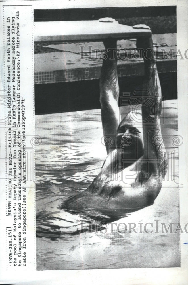 1971 Press Photo British Prime Minister Edward Heath relaxes in a pool - Historic Images