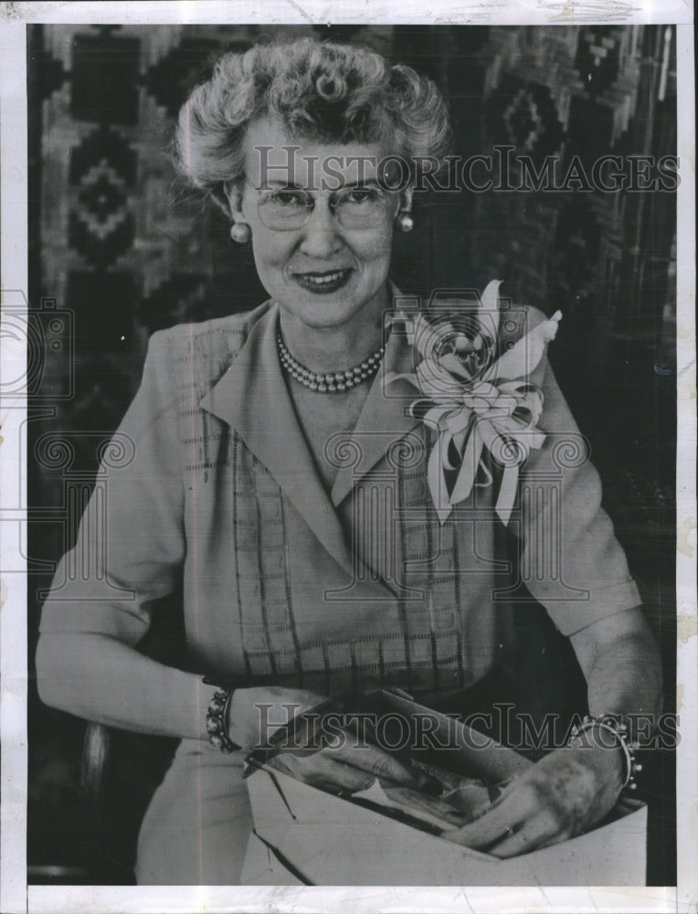 1945 Press Photo Mrs. Courtney Hodges wife of commander of army posing for photo - Historic Images