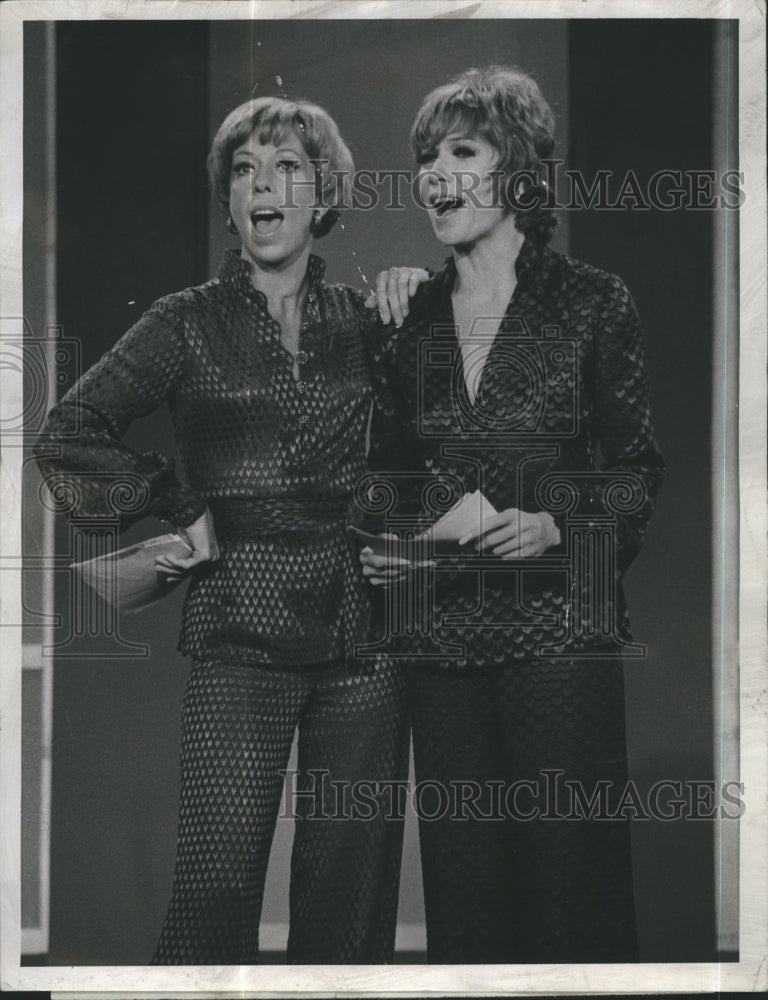 1975 Press Photo Carol Burnett Shirley Maclaine in the Carol Burnett show - Historic Images