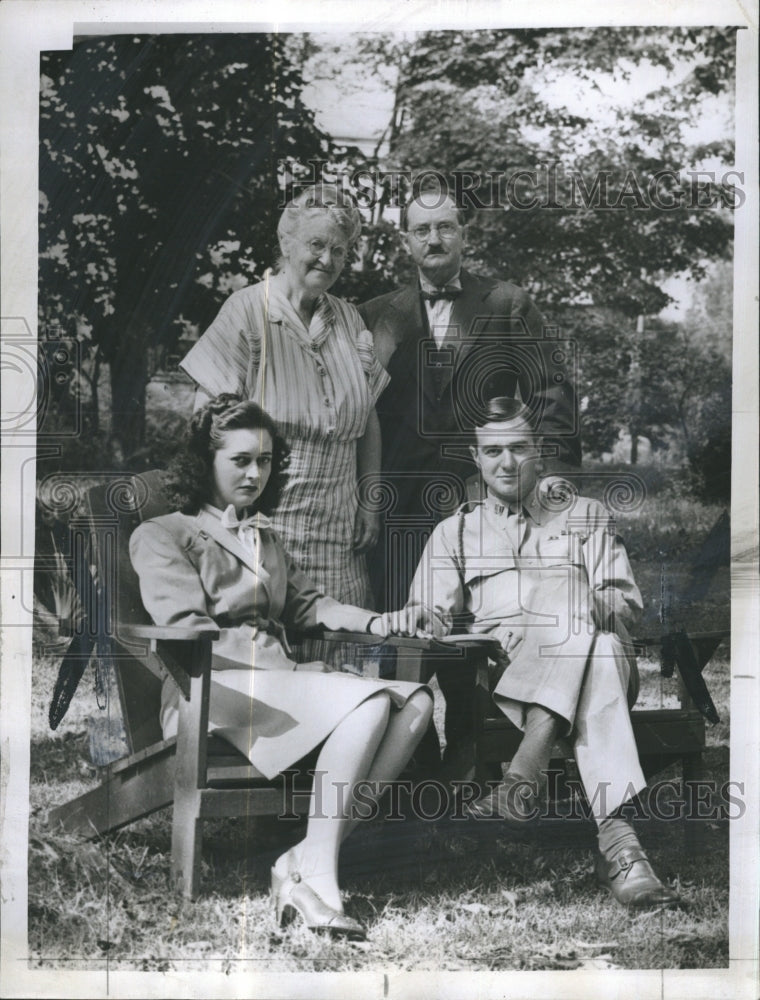 Press Photo Capt James burt with wife and his Parents - Historic Images