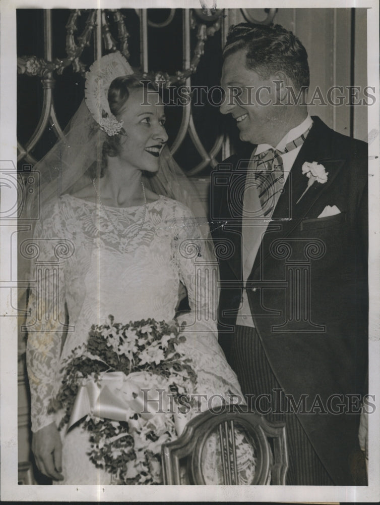 1944 Press Photo Dr Williams R Shields and His new bride Barbara Oneil - Historic Images