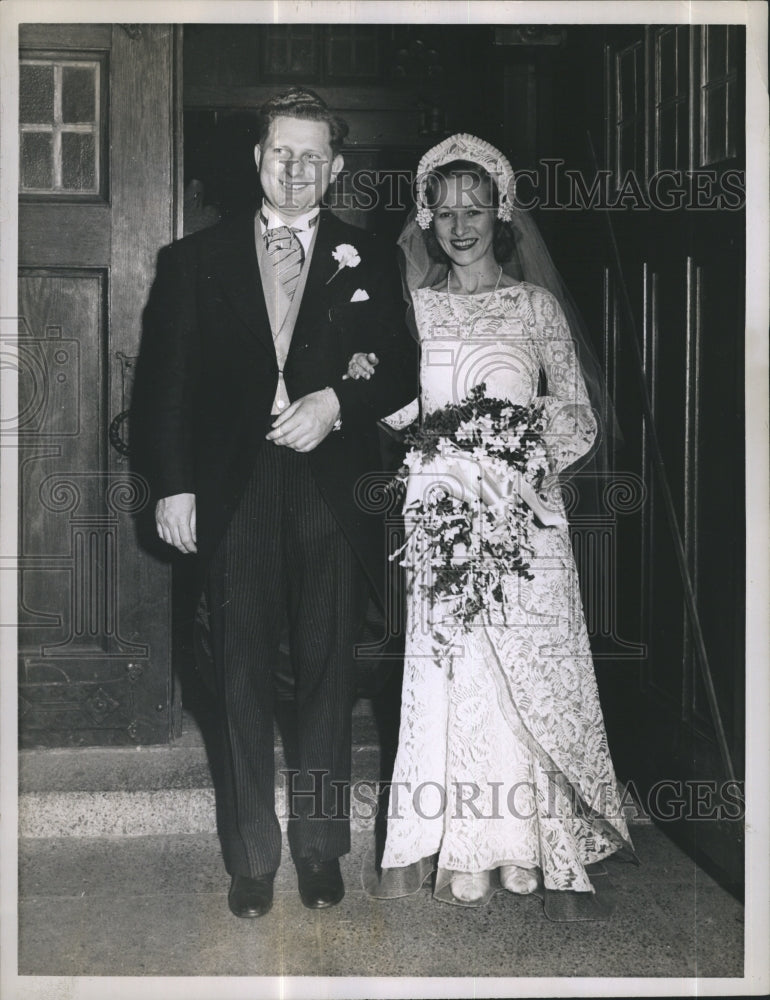 1944 Press Photo Doctor William Shields and his bride Barbara O Neil - Historic Images