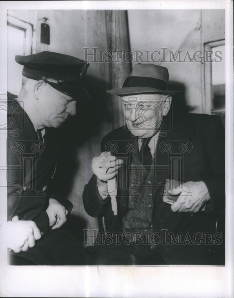 1949 Press Photo Us Navy Veteran Randolph Clausen talking to John Anderson - Historic Images