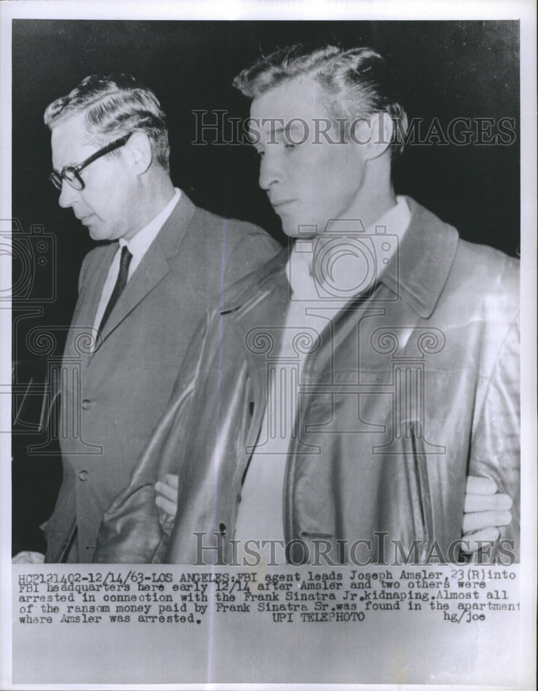 1963 Press Photo Suspected kidnapper Joseph Amsler arrested by an FBI agent - Historic Images