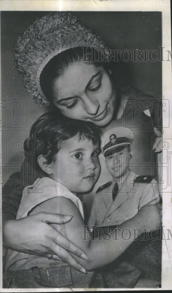 1964 Press Photo Mrs. Evrett Alvarez Jr. &amp; Denise Sanchez hold photo her husband - Historic Images