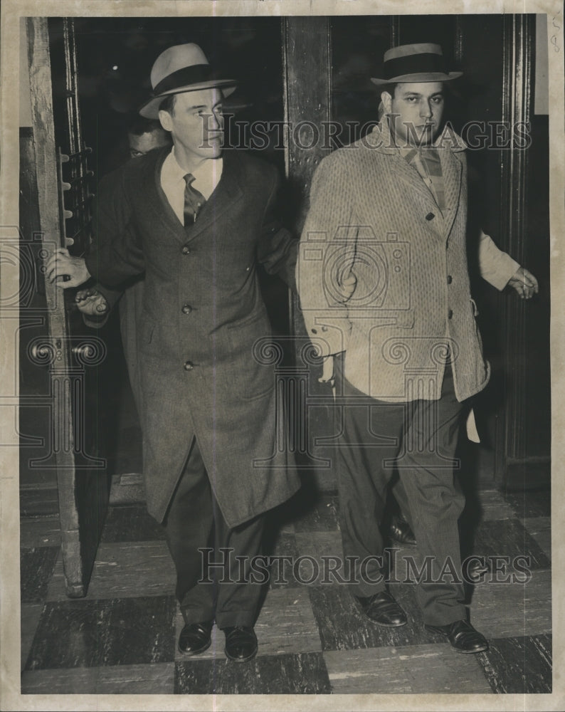 1959 Press Photo Patrolman James Glynn escorts rape suspect Daniel J. Alves - Historic Images