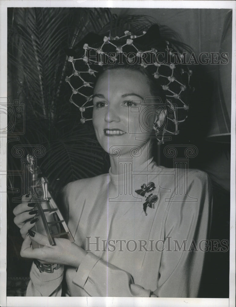 1947 Press Photo Alethia Clarkson awarded No 1 Career Girl at Tobe-Coburn School - Historic Images