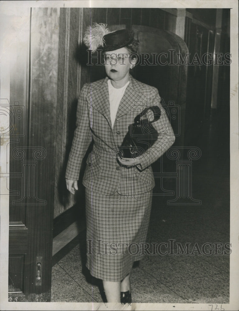 1949 Press Photo Mrs. MIldred L. Clarke formerly of Winchester - Historic Images