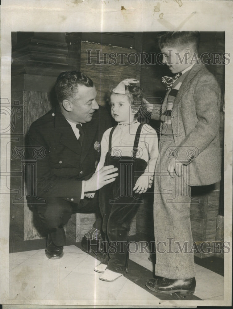 1947 Press Photo Court Officer Stephan J Siney with Jean Marie and Edmund Clasby - Historic Images