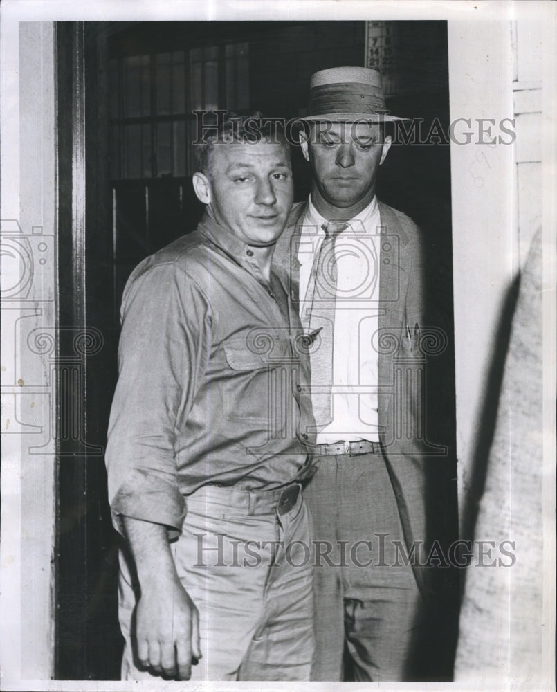 1959 Press Photo Harold Chaplin Accused of Murder with Detective - Historic Images