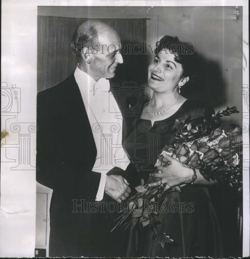 1955 Press Photo Met manager Rudolf Bing congratulates opera singer Lucine Amana - Historic Images