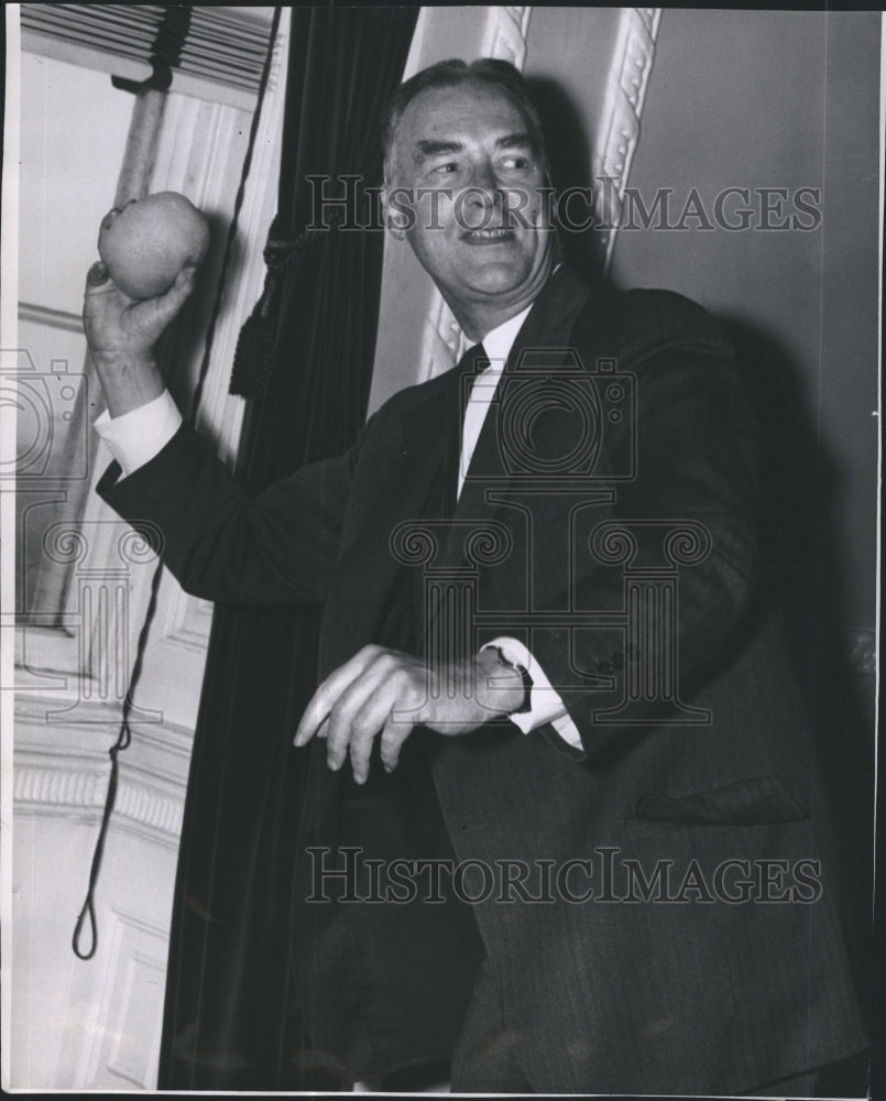 1953 Press Photo Governor Herter practice pitching in his office - Historic Images