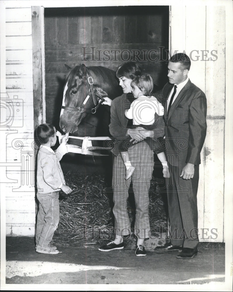 1968 Press Photo Trainer D. H. Barr, his wife Jeannette, children Patti and Ann - Historic Images