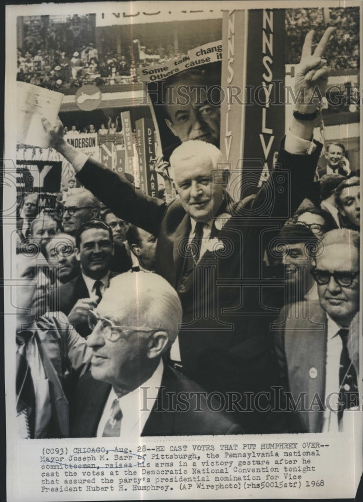 1968 Press Photo Pittsburgh Mayor Joseph Barr raises his arms in victory gesture - Historic Images