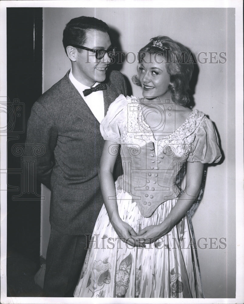 1962 Press Photo Romance blossoms for Jeff Warren and Lila Page &quot;Call Me Madam&quot; - Historic Images