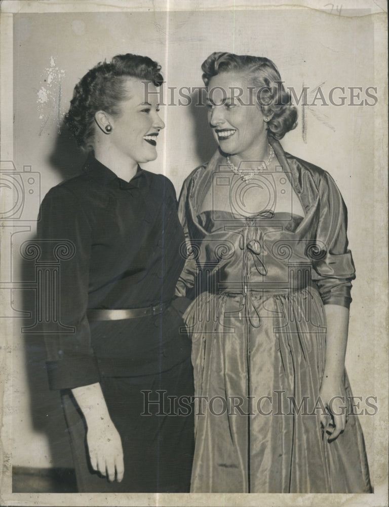 1953 Press Photo Singer Patty Page and her friend hairstylist Mrs. Ruth Miller - Historic Images