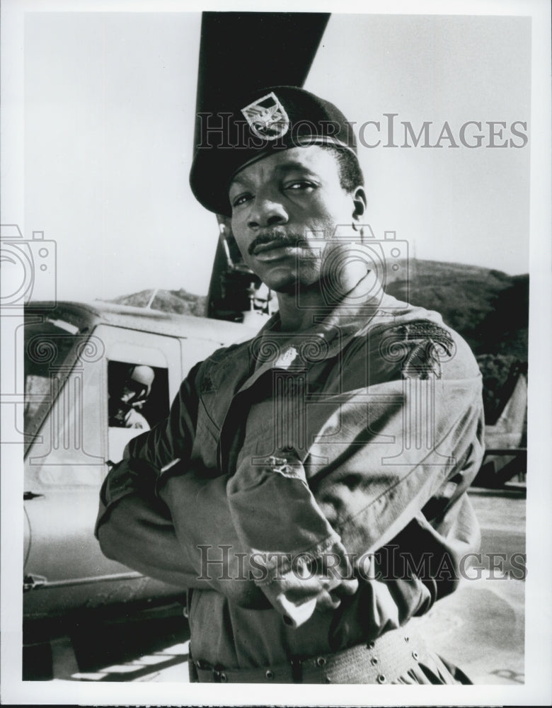 1989 Press Photo Carl Weathers guest starring on TV series, "Tour of Duty" - Historic Images